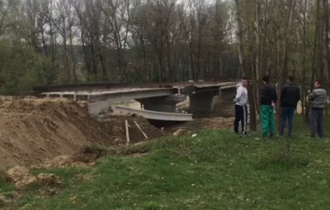 Gorj: Sapte raniti, dupa ce o traversa a unui pod in lucru s-a prabusit peste muncitori