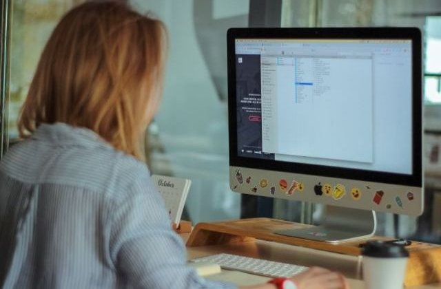 8 greseli pe care sa le eviti cand stai multe ore in fata calculatorului