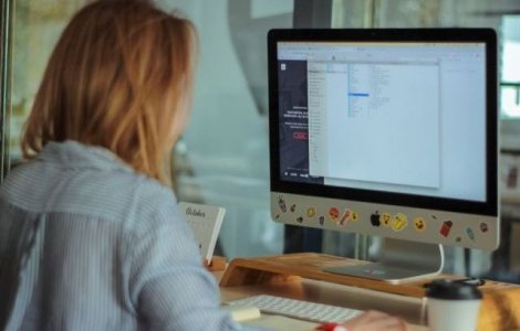  Top  8 greseli pe care sa le eviti cand stai multe ore in fata calculatorului