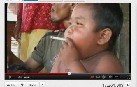  Video  Pustiul care fuma de la 4 ani S-A LASAT de tigari