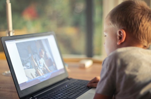 Lipsa de atentie a copiilor, pusa de experti pe seama utilizarii excesive a ecranelor