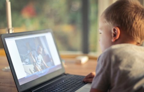 Lipsa de atentie a copiilor, pusa de experti pe seama utilizarii excesive a ecranelor