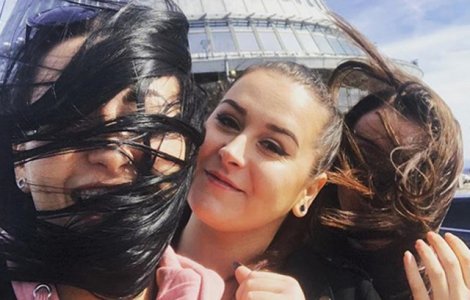  Top  10+ imagini "dureroase" pe care doar femeile cu parul lung le pot intelege