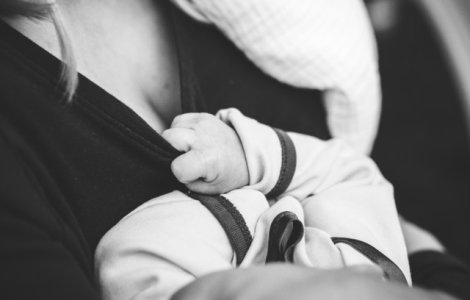 Un copil s-a nascut fara piele pe cea mai mare parte a corpului