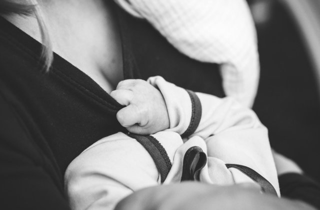 Un copil s-a nascut fara piele pe cea mai mare parte a corpului