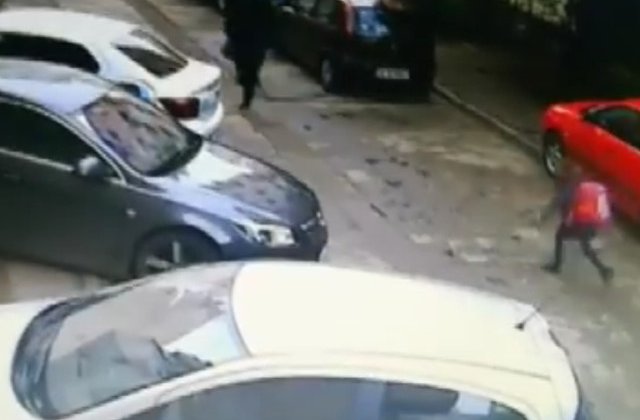 Lectie de curaj: O fetita de 9 ani, talharita de un recidivist pe o strada din Iasi a fugit dupa agresor/ VIDEO