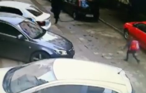 Lectie de curaj: O fetita de 9 ani, talharita de un recidivist pe o strada din Iasi a fugit dupa agresor/ VIDEO