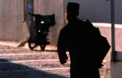 Preotul care a batut un elev, pentru ca nu-si facea cruce, fost reincadrat in alte doua scoli din aceeasi comuna