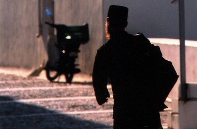 Preotul care a batut un elev, pentru ca nu-si facea cruce, fost reincadrat in alte doua scoli din aceeasi comuna