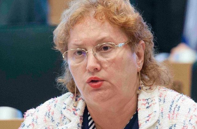 Protestatar #rezist, catre Weber: Nu credeti ca ar fi cazul sa va retrageti ca ati facut parte din guvernul sifonarului Tariceanu?/ VIDEO