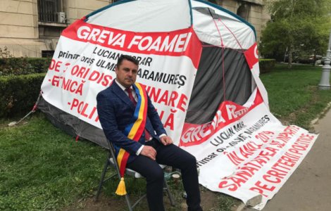 Un primar face greva foamei in fata Ministerului Sanatatii/ FOTO