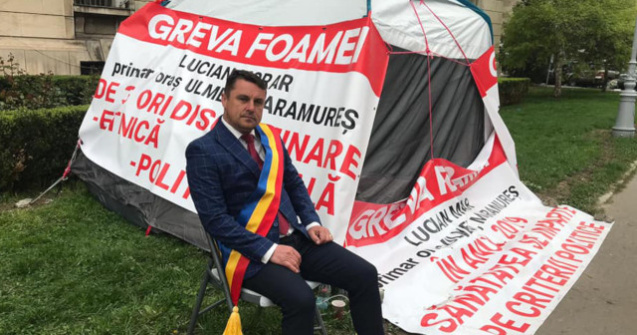 Un primar face greva foamei in fata Ministerului Sanatatii/ FOTO