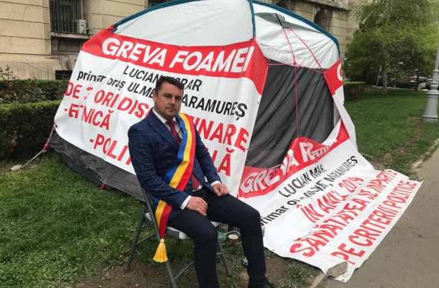 Un primar face greva foamei in fata Ministerului Sanatatii/ FOTO