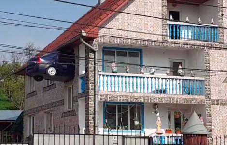 Proprietarul unei case din Teius si-a zidit in peretele casei o masina/ VIDEO