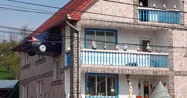 Proprietarul unei case din Teius si-a zidit in peretele casei o masina/ VIDEO