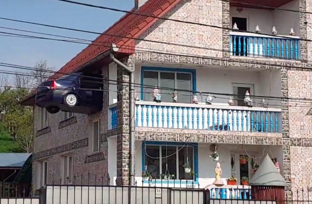 Proprietarul unei case din Teius si-a zidit in peretele casei o masina/ VIDEO