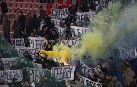 Fanii il acuza pe Becali ca a adus 'aplaudaci' la meciul cu Gloria Bistrita