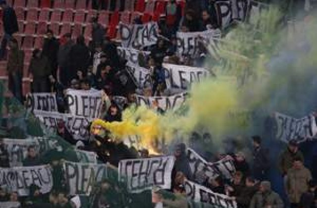 Fanii il acuza pe Becali ca a adus 'aplaudaci' la meciul cu Gloria Bistrita