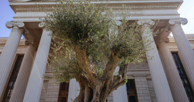 Corul National Madrigal a transformat Parcul Ateneului Roman intr-o replica a Gradinii Ghetsimani pentru Concertul extraordinar de Paste