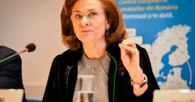 Maria Grapini s-a felicitat singura pe Facebook. Mesajul echipei de comunicare: Multumim pentru atentie, ne simtim ca la Hollywood!