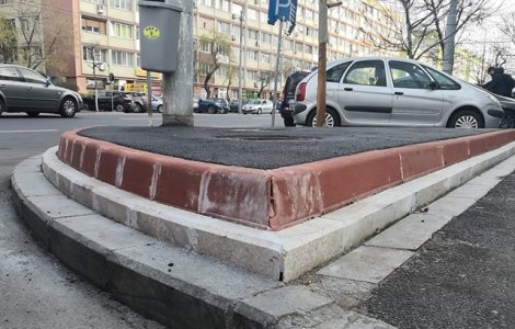 Trei randuri de borduri diferite, pe trotuarele din Capitala