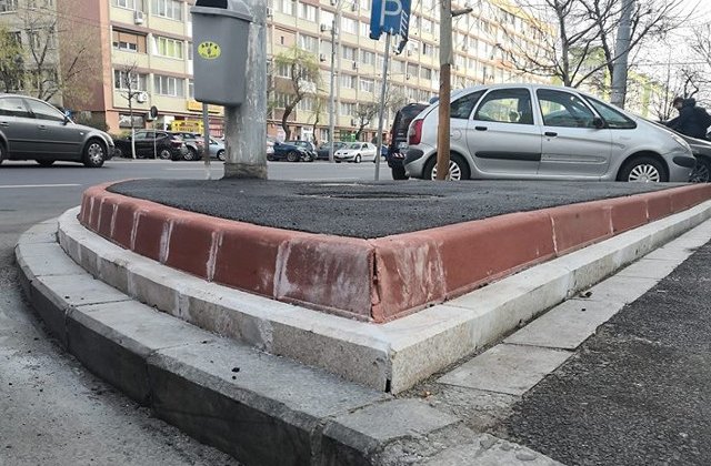 Trei randuri de borduri diferite, pe trotuarele din Capitala