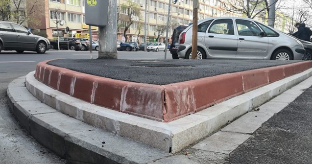 Trei randuri de borduri diferite, pe trotuarele din Capitala
