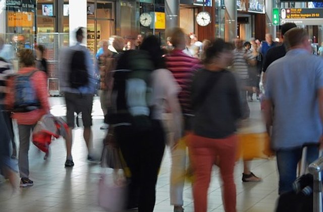 Un roman, ranit pe aeroportul din Madrid. Barbatul a incercat sa apere o femeie atacata cu un cutit