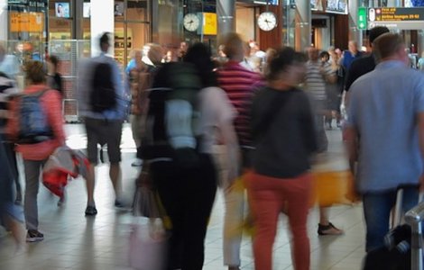 Un roman, ranit pe aeroportul din Madrid. Barbatul a incercat sa apere o femeie atacata cu un cutit