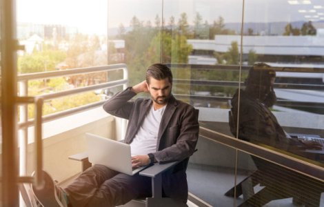 Studiu: Cei care desfasoara activitati sedentare trebuie sa faca miscare zilnic pentru scaderea riscului de deces