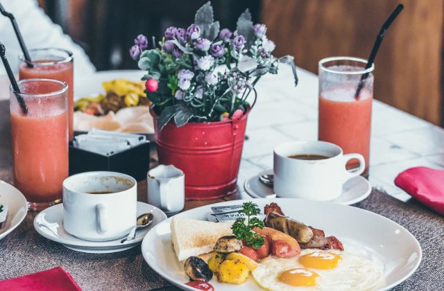 Obiceiul de a sari peste micul dejun, corelat cu riscul de deces asociat bolilor cardiovasculare