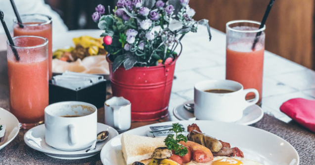 Obiceiul de a sari peste micul dejun, corelat cu riscul de deces asociat bolilor cardiovasculare