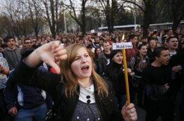 Revolutia Twitter: Zeci de mii de tineri au protestat la Chisinau impotriva comunismului