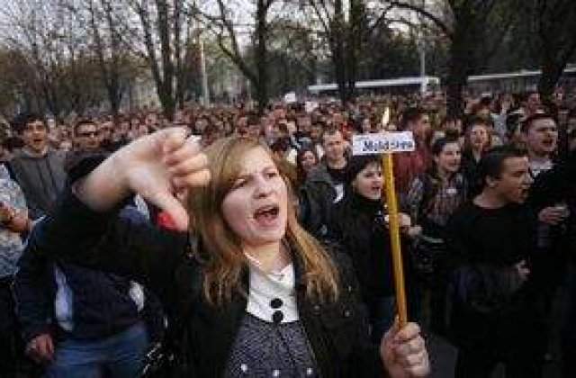 Revolutia Twitter: Zeci de mii de tineri au protestat la Chisinau impotriva comunismului