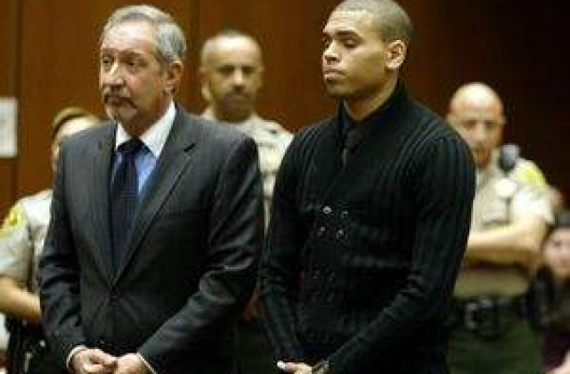 Chris Brown se declara nevinovat pentru atacul asupra Rihannei