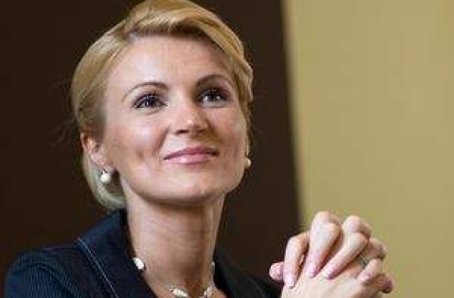 Andreea Vass: 'In politica romaneasca, femeile continua sa imparta flori si martisoare'