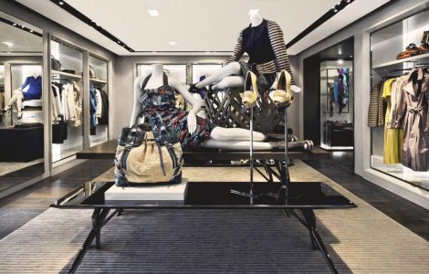 Lux in Capitala: Burberry a inaugurat primul magazin monobrand din Romania