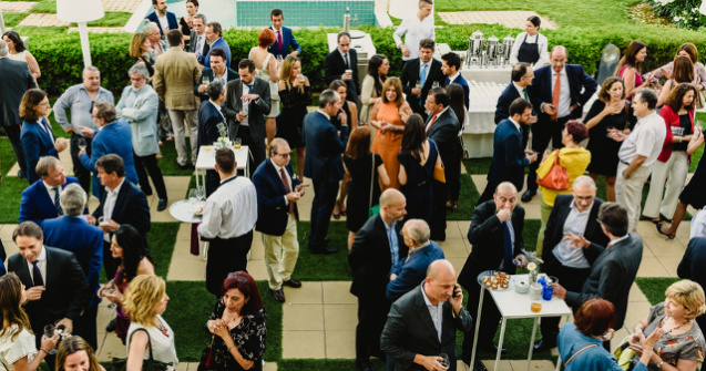 Cum te imbraci la un eveniment corporate. 4 reguli esentiale de care sa tii cont