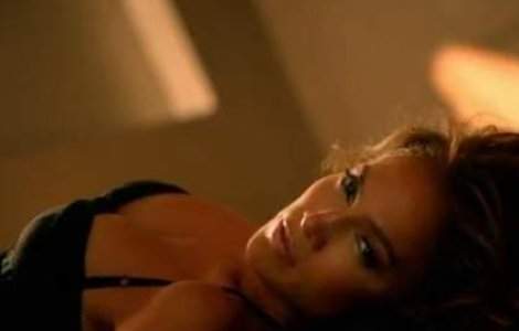  Video  Jennifer Lopez, topless si tatuata in noul videoclip