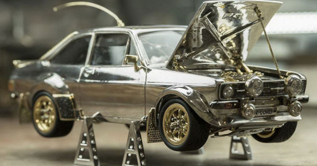 Un bijutier a produs din metale si pietre pretioase macheta unui Ford Escort Mk2: produsul va fi scos la licitatie, iar banii vor fi donati in scopuri caritabile