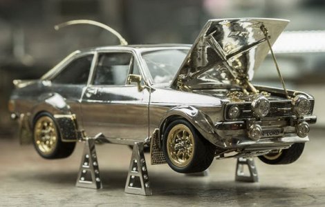 Un bijutier a produs din metale si pietre pretioase macheta unui Ford Escort Mk2: produsul va fi scos la licitatie, iar banii vor fi donati in scopuri caritabile