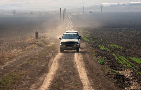 Infrastructura rutiera a Romaniei in 2018: o treime dintre drumuri sunt pietruite si de pamant si doar 4.6% dintre drumurile nationale sunt autostrazi