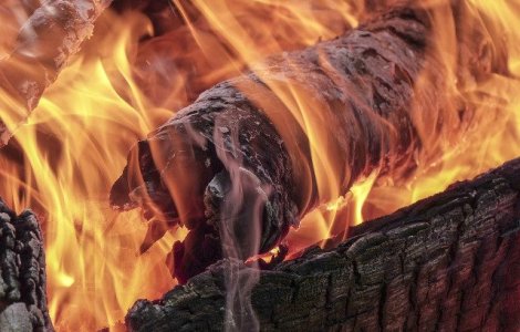 Suceava: O femeie a ajuns la spital dupa ce i s-a dat foc la casa