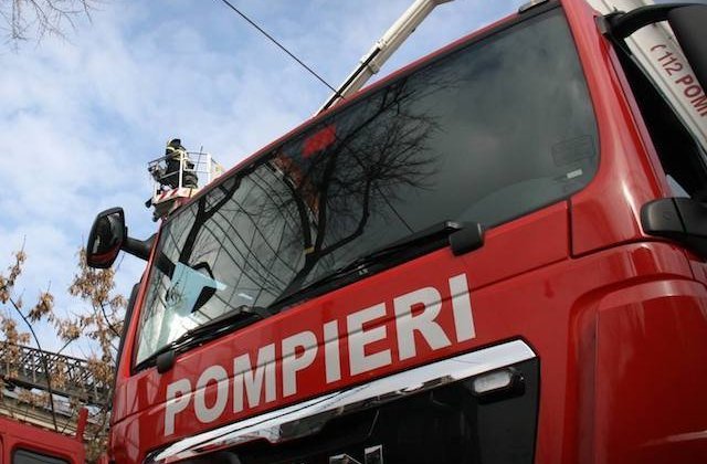 Constanta: Femeie intoxicata cu fum dupa ce garsoniera i-a luat foc de la o lumanare