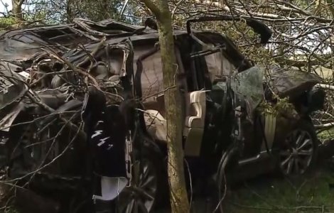 Obiecte personale si parti din caroseria masinii in care a murit Razvan Ciobanu ar fi fost luate de localnicii din Sacele