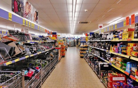 Marile magazine ar putea fi obligate sa nu mai expuna aproape de casele de marcat destinate familiilor prajituri, chipsuri si bauturi acidulate