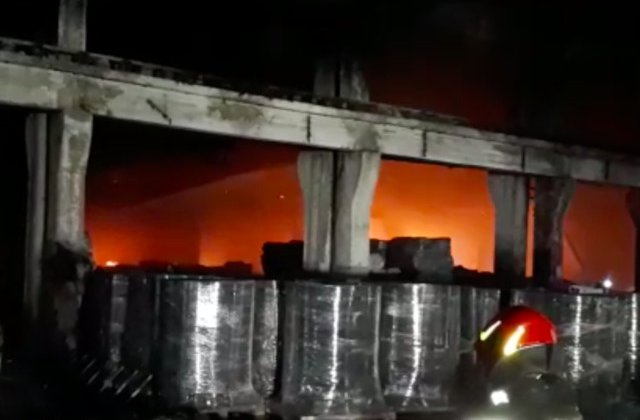 Un incendiu puternic a izbucnit la o hala de depozitare a unor substante toxice, in judetul Dambovita