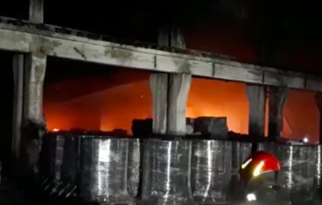 Un incendiu puternic a izbucnit la o hala de depozitare a unor substante toxice, in judetul Dambovita