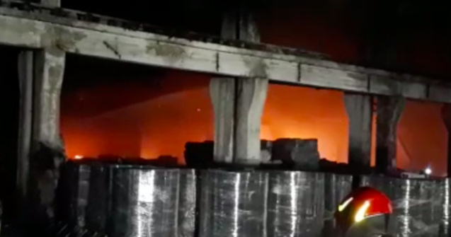 Un incendiu puternic a izbucnit la o hala de depozitare a unor substante toxice, in judetul Dambovita