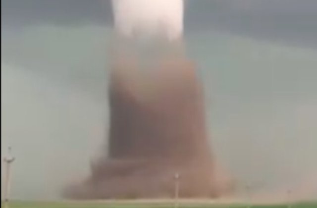 Peste 400 de familii au ramas fara curent electric, in urma tornadei din Calarasi